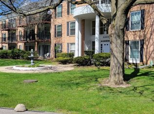 5300 Carriageway Dr APT 304, Rolling Meadows, IL 60008