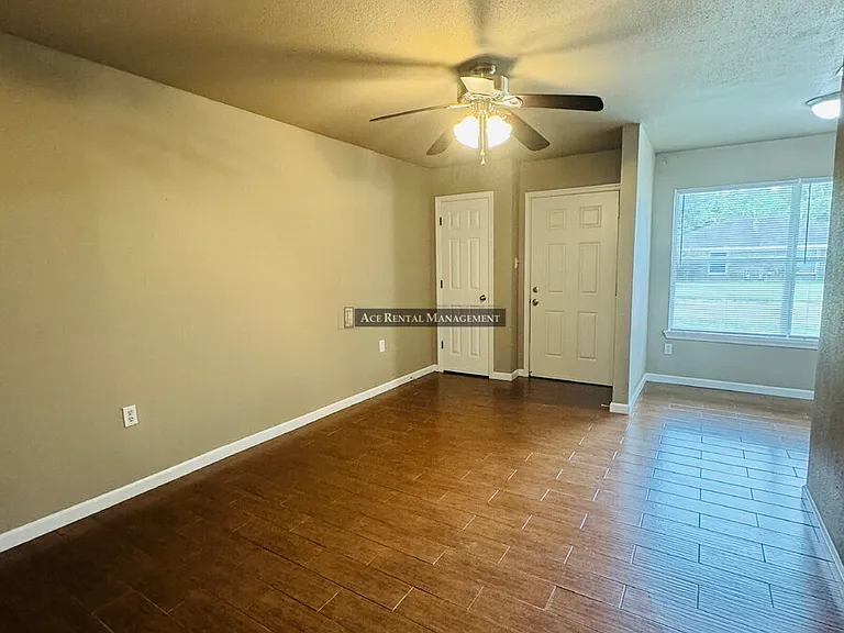 Pine Shadows Duplex Apartments — Photo 2