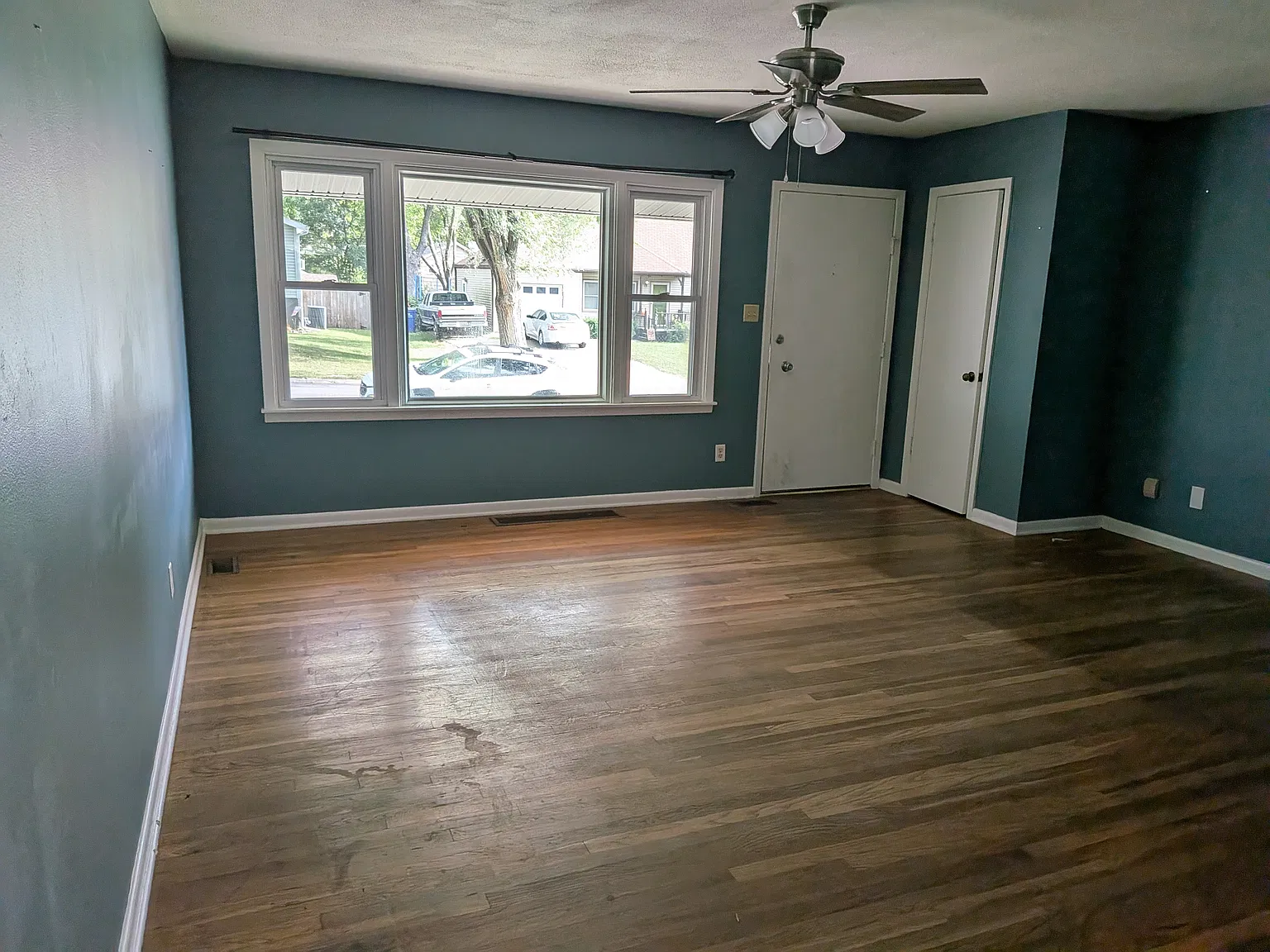3 bed, 864 sqft, $1,700 — Photo 2