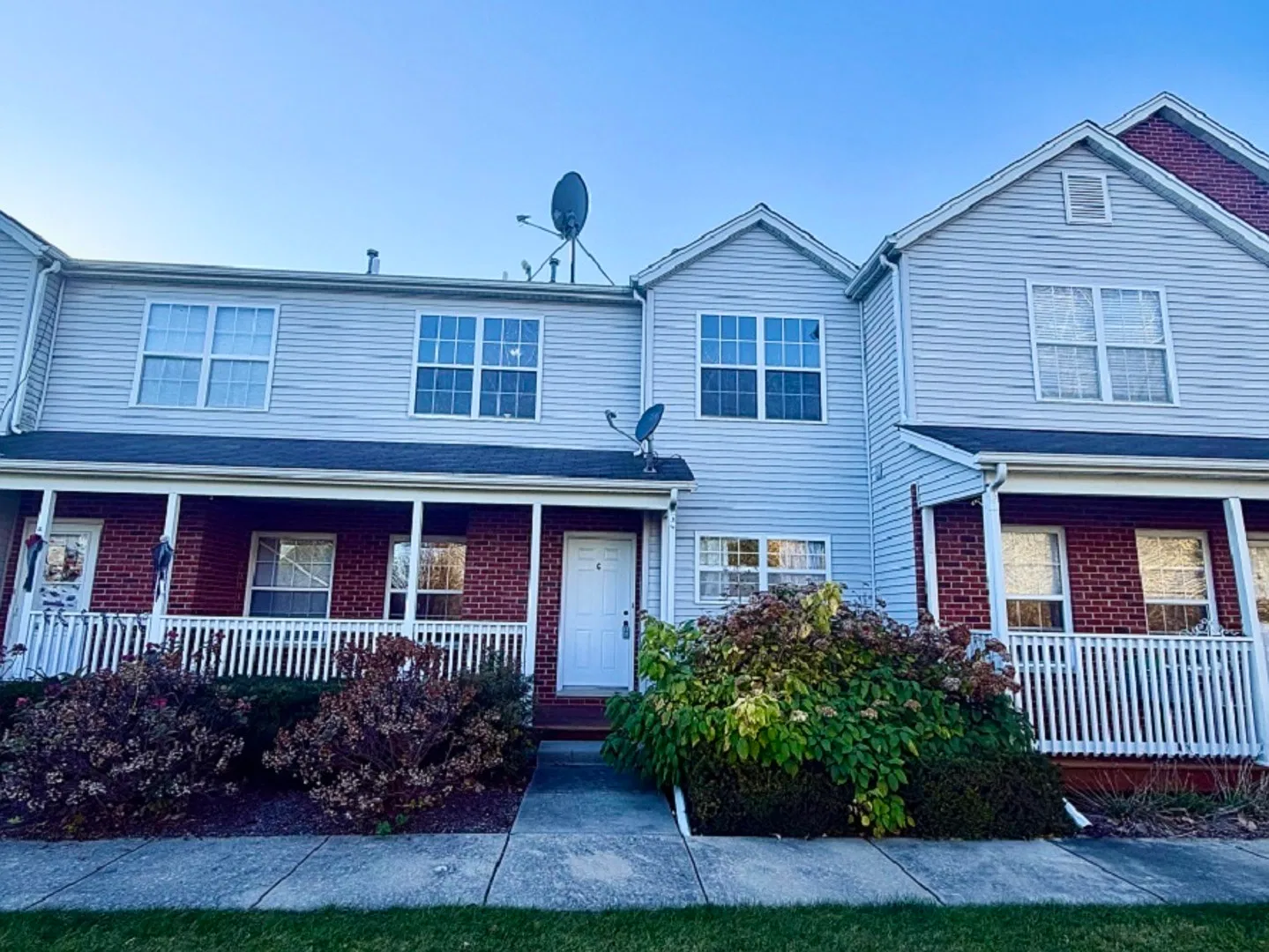 2 bed, 1.5 bath, 1200 sqft, $2,200 — Photo 2