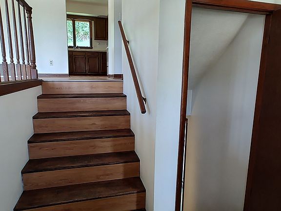 4th image of 209 Pine Cir