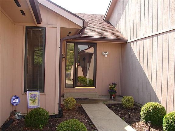 3rd image of 1601 Longbow Ln