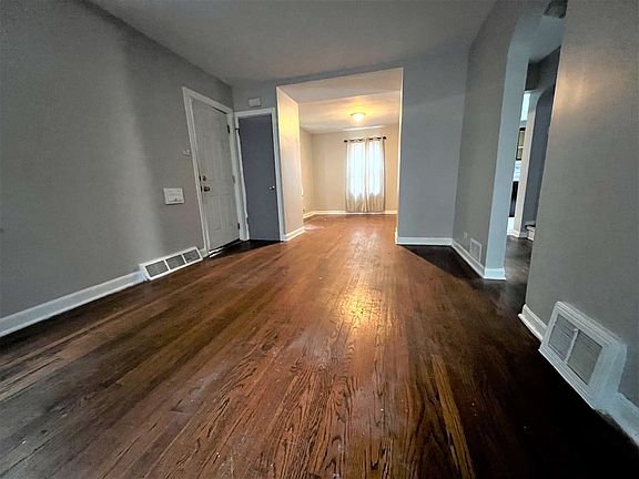 2nd image of 10144 S Oglesby Ave