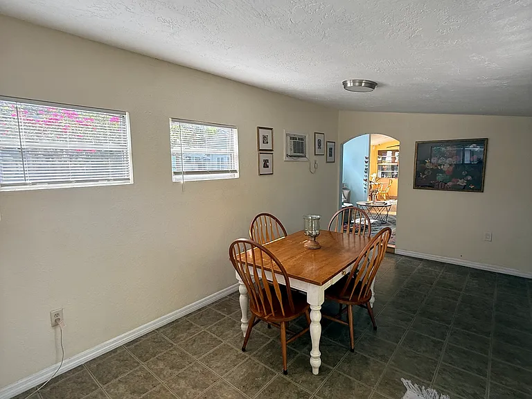 727 Bay St — Photo 4