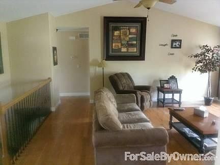 Living room
						:
						Perfect size living room for entertaining. Vaulted ceiling
