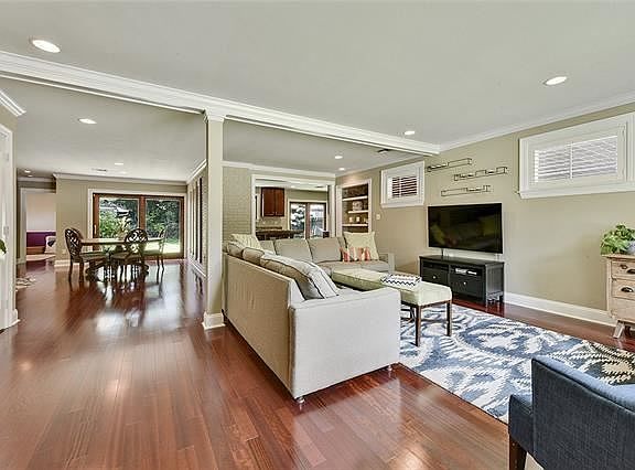 2nd image of 527 Jewel St