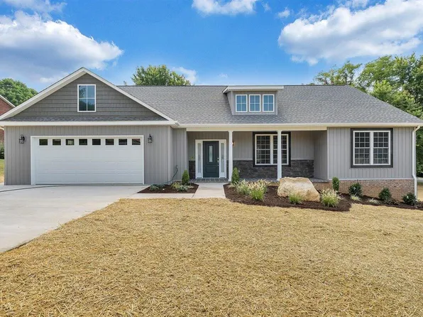 346 Tinker Mountain Dr, Daleville, VA 24083