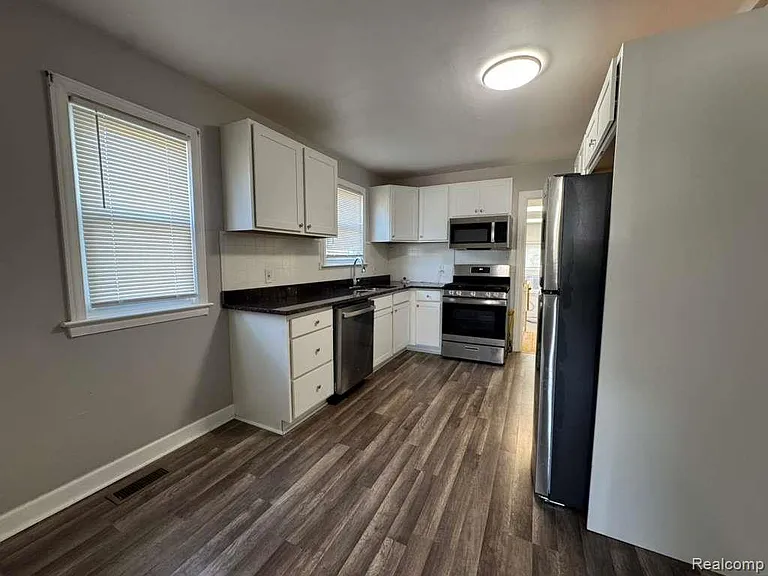 8734 Chalmers Ave — Photo 4