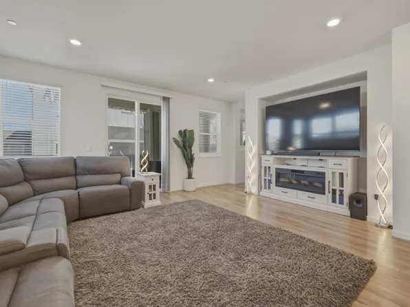 6389 Laguna Seca Ln, Gilroy, CA 95020