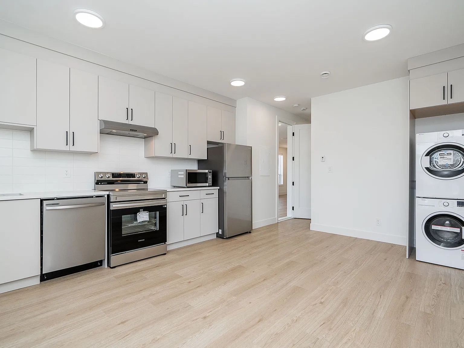 2 bed, 1.5 bath, 1000 sqft, $2,300 — Photo 2