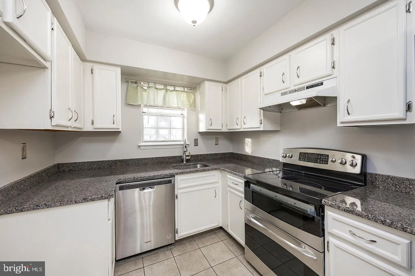 3 bed, 2.5 bath, 1599 sqft, $2,495 — Photo 3
