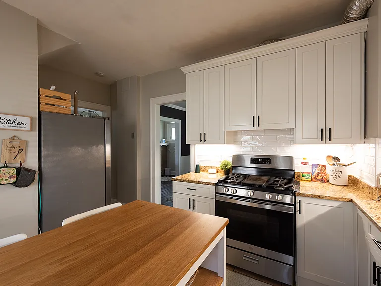 1646 Wyandotte Ave — Photo 3