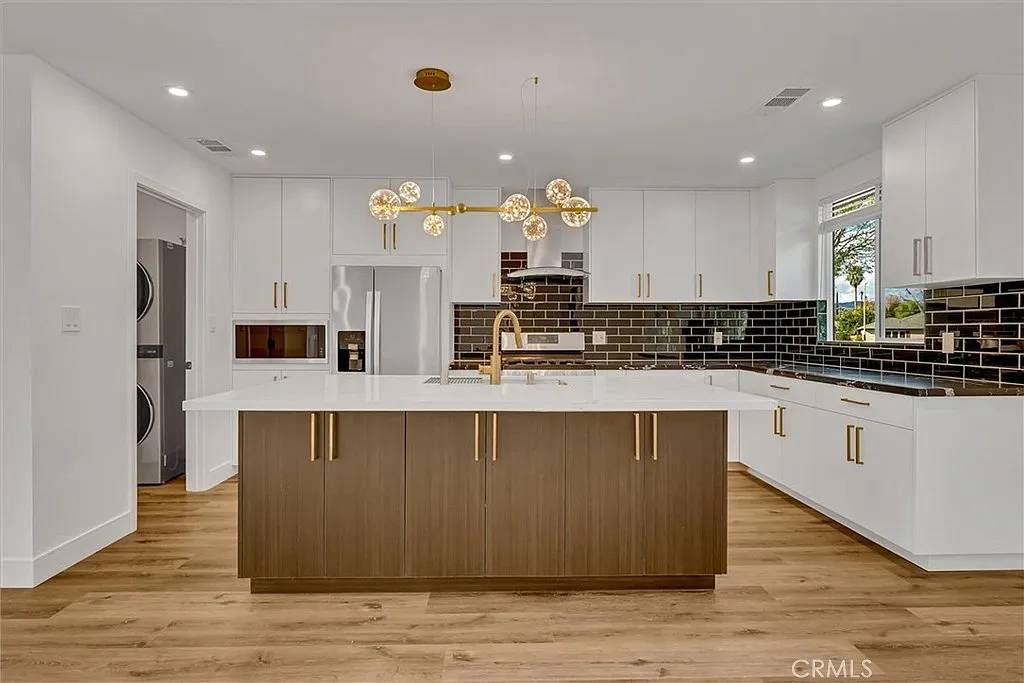 3 bed, 1591 sqft, $4,445 — Photo 4