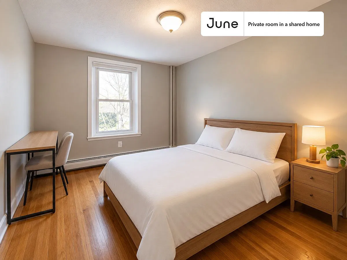 Queen bedroom in 4 bed/2 bath home in Newton Corner #925 A — Photo 1