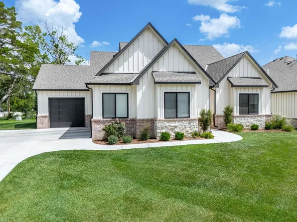 396 N Jackson Heights Ct, Wichita, KS 67206