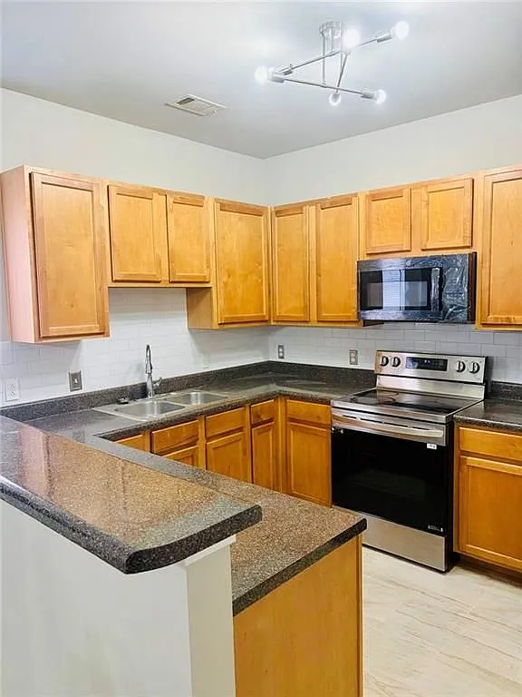 4 bed, 3.0 bath, 1742 sqft, $2,600 — Photo 3