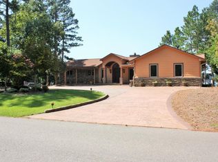 31 Lakeview Dr, Whispering Pines, NC 28327