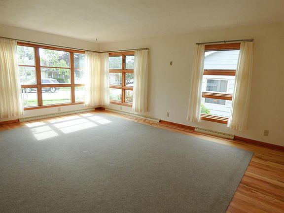 3rd image of 3515 Whitcomb Ave