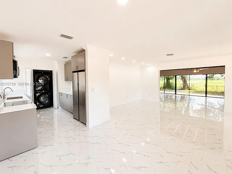 401 S Shore Dr — Photo 2