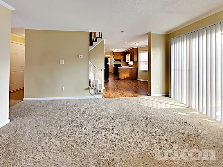 2820 Royal Ridge Ln — Photo 3