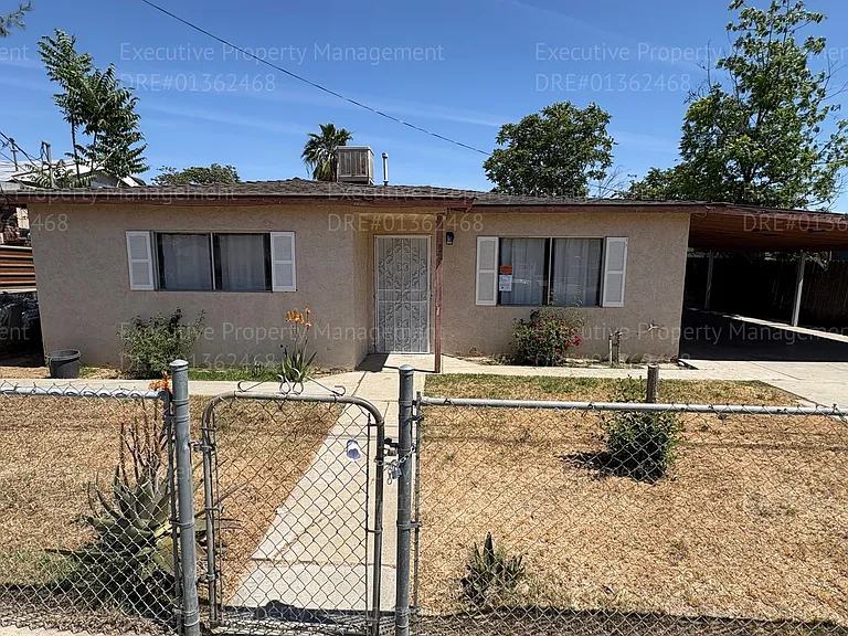 820 Moore St — Photo 1