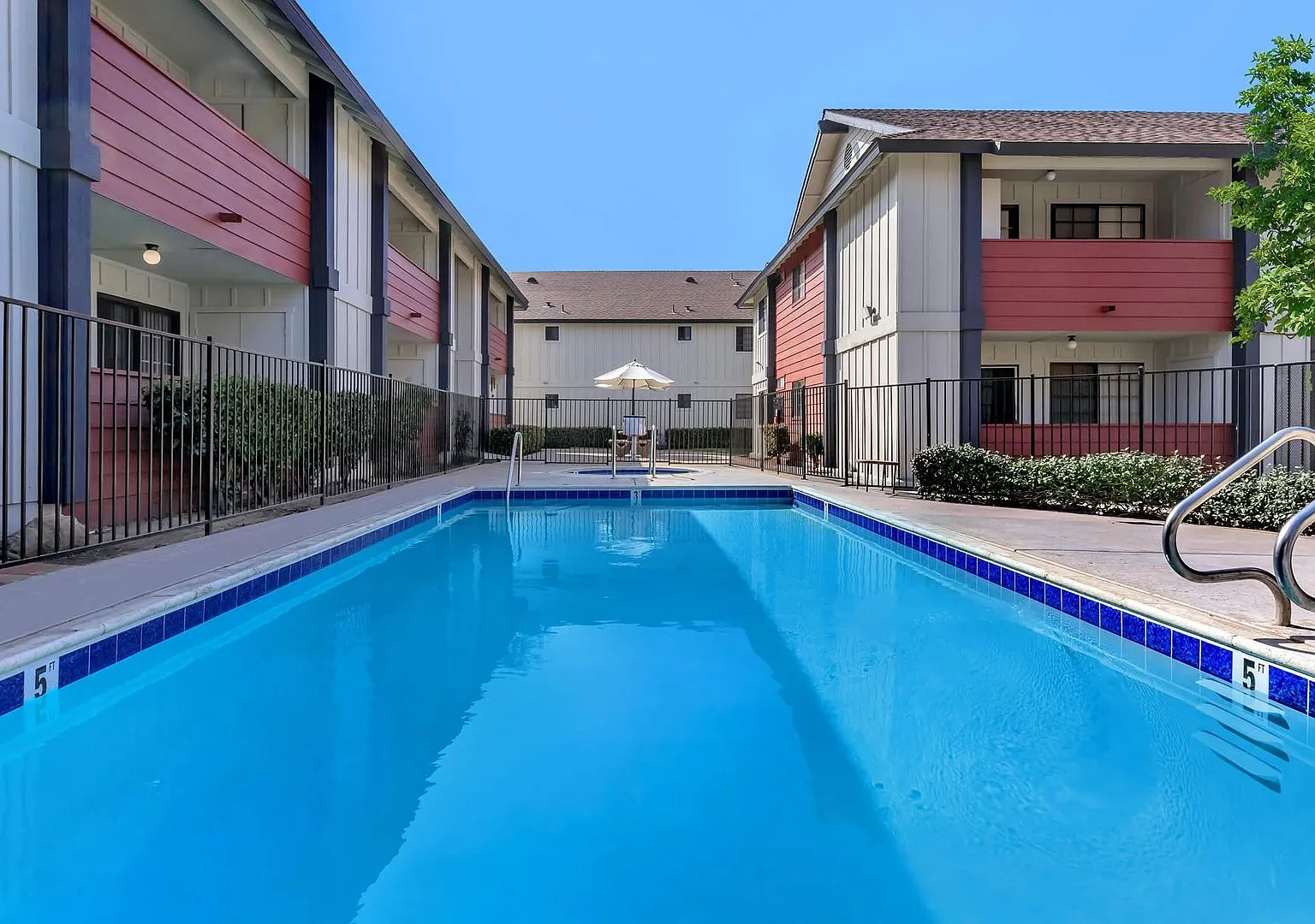 Hollister Creek Apartments — Photo 3