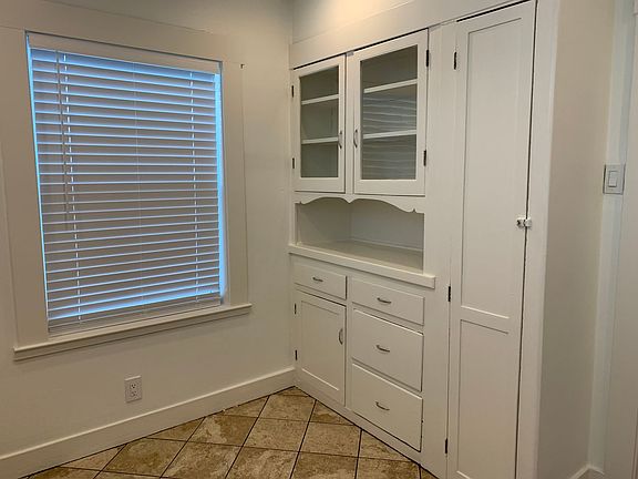 4th image of 703 Lenzen Ave #1