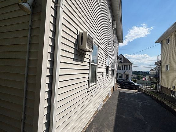 4th image of 207 Gladstone St