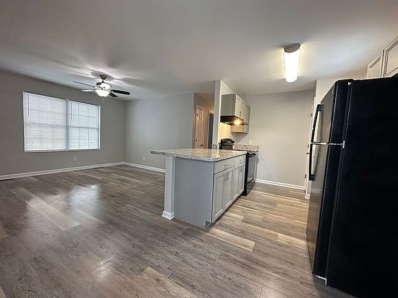 2nd image of 433 E Maxwell St #2