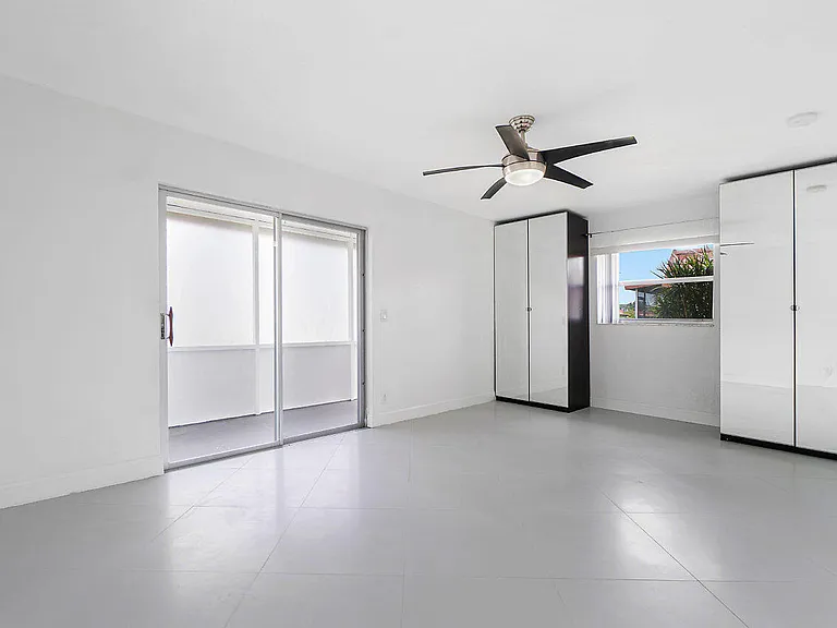143 Seville E — Photo 19
