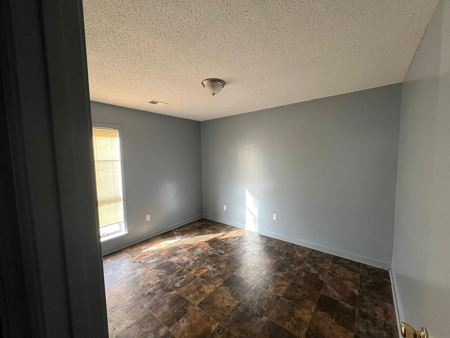 3 bed, 1060 sqft, $900 — Photo 4