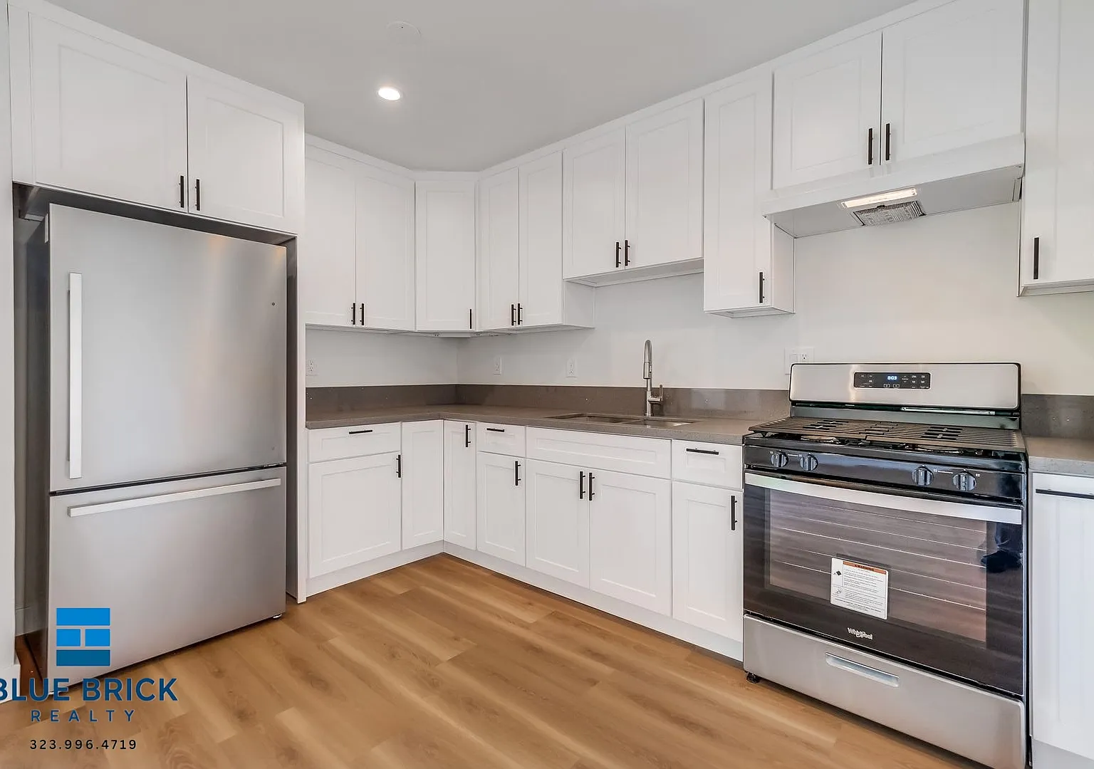 Elegant Valley Village 3-Bedroom Retreat with Private Balcony & Contemporary Comfort — Photo 2