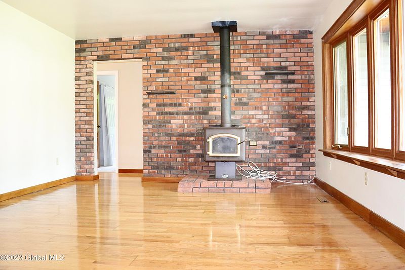 4th image of 10 Lee Avenue