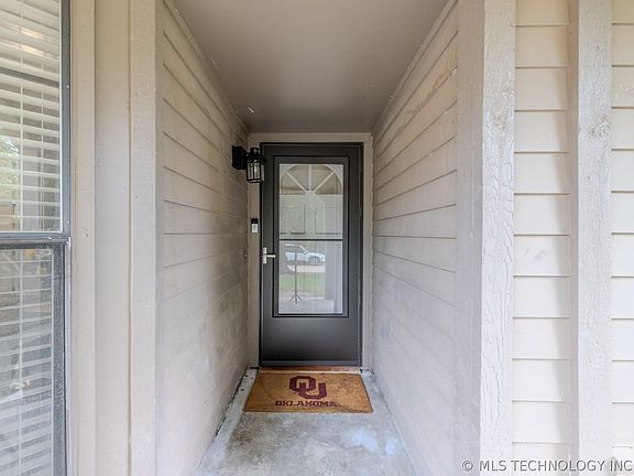 3rd image of 1316 W Hot Springs Pl