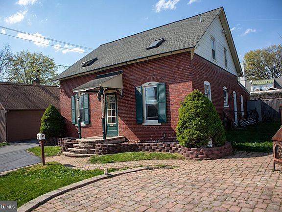 2nd image of 2129R Spring St