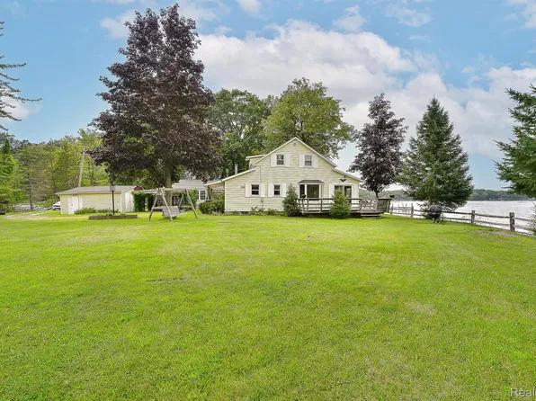 9618 Base Lake Rd, Pinckney, MI 48169