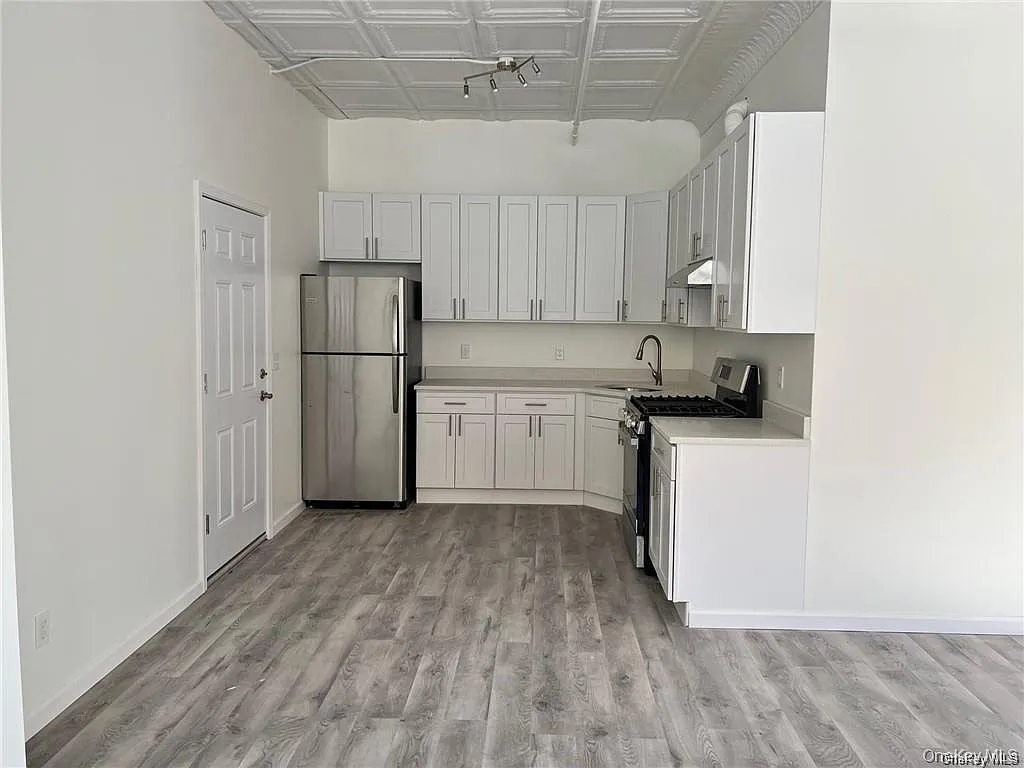 2 bed, 1.0 bath, 703 sqft, $1,690 — Photo 2