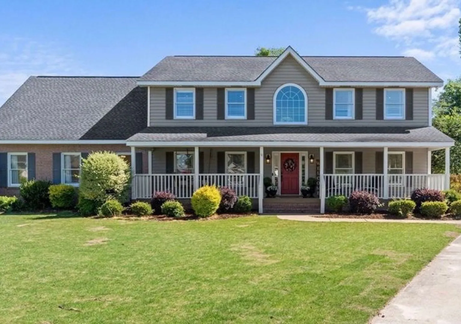 Spacious 5 Bed 4.5 Bath Available July 2026 — Photo 2