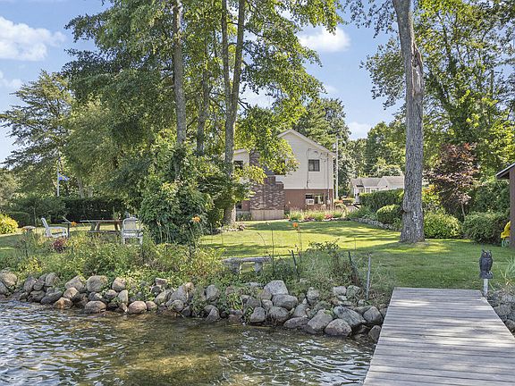 5th image of 33 Lake Avenue