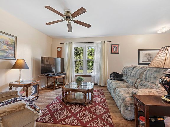 2nd image of 125 E Robinhood Way
