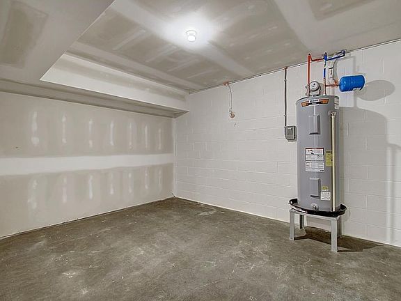 4th image of 1090 Osler Ct