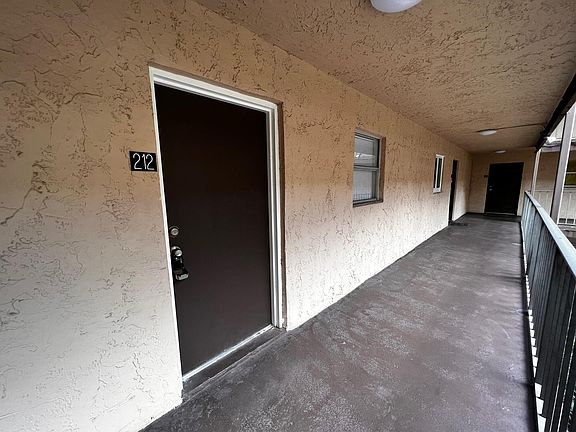 5th image of 2850 Somerset Dr APT 212L