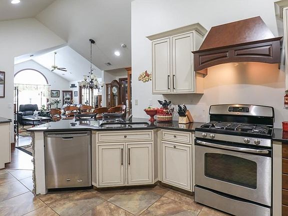 3rd image of 903 Timberline Dr