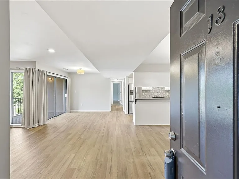605 Candler St #B13 — Photo 4