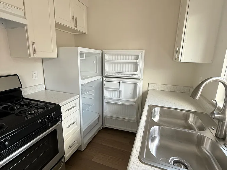 428 E Locust St — Photo 8