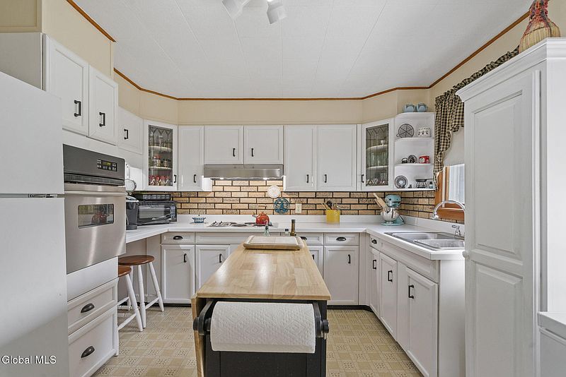 4th image of 854 Queen Anne Road