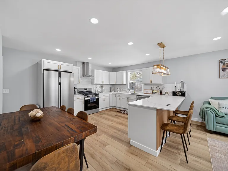 1547 Woodlawn Ave — Photo 9