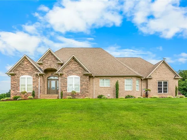 590 Pinewood Rd, Reidsville, NC 27320