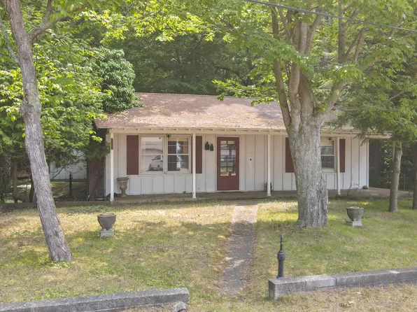 8451 Lakeside Ave, Onekama, MI 49675