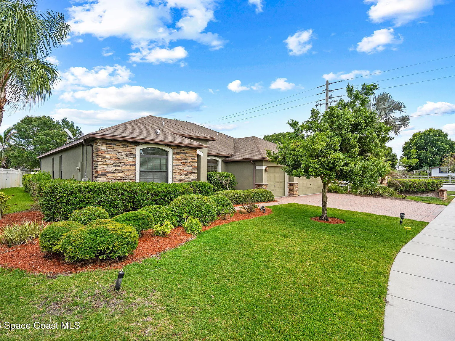 4 bed, 3.0 bath, 2558 sqft, $3,000 — Photo 2